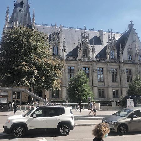 ROUEN centre ville Palais de Justice Extérieur photo